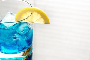 glas blue curacao cocktail foto