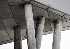 fragment van grijs betonnen gebouw met kolommen foto