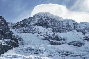 mooi visie van majestueus sneeuw gedekt bernese bergen foto