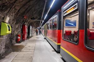 trein Bij jungfrau spoorweg station in tunnel binnen bernese Alpen foto