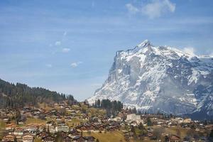 antenne visie van gebouwen Aan landschap in Grindelwald dorp foto