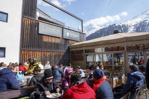 toeristen hebben voedsel Bij restaurant in winter Aan zonnig dag foto