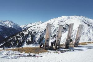 toeristen Aan top van sneeuw gedekt berg Aan vakantie foto