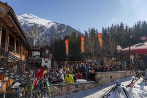 toeristen Bij ski toevlucht in winter Aan zonnig dag foto