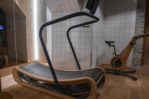 houten loopband met fiets in leeg Sportschool Bij luxe hotel foto