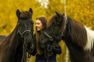 jonge vrouw met haar twee IJslandse paarden