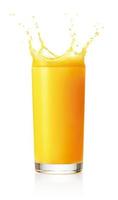 sinaasappelsap met splash en druppels in glas geïsoleerd op een witte achtergrond foto