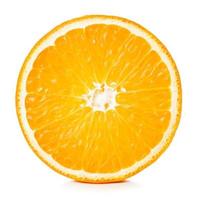 vergrote weergave van de helft van een rijpe sinaasappel geïsoleerd op een witte achtergrond