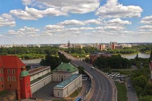 een visie van bovenstaand van de Warschau oud stad en de omgeving gebouwen Aan een zomer dag foto