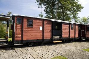 mooi oud vernietigd historisch spoorweg staand in de museum foto