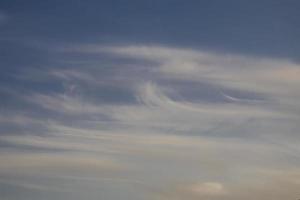 blauwe lucht en witte wolken foto