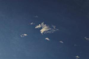 blauwe lucht en witte wolken foto