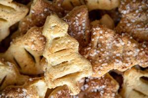 smakelijk achtergrond van kaneel cakes van bladerdeeg gebakje in de vorm van een Kerstmis boom in detailopname foto