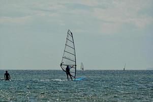 het windsurfen Aan de baai van pucka Aan de Baltisch zee foto