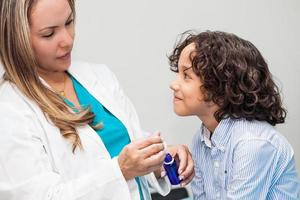 dokter geven een kind homeopathisch geneeskunde foto