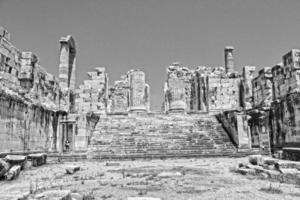 l oud ruïnes van de oude tempel van Apollo in didim, kalkoen Aan een heet zomer dag foto