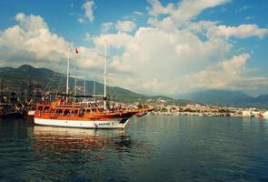 origineel landschap van de haven en stad van Alanya in kalkoen van de zee foto