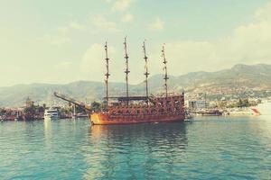 origineel landschap van de haven en stad van Alanya in kalkoen van de zee foto