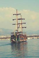 origineel landschap van de haven en stad van Alanya in kalkoen van de zee foto