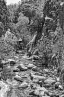 een natuurlijk wild landschap in de Turks bergen met een interessant waterval en de sapadere Ravijn foto