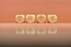 detailopname schot van houten dobbelstenen met liefde brieven weerspiegeld in glimmend oppervlakte foto