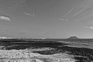 visie van de strand en blauw oceaan Aan de kanarie eiland Fuerteventura in Spanje foto