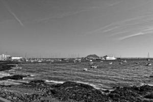 visie van de strand en blauw oceaan Aan de kanarie eiland Fuerteventura in Spanje foto