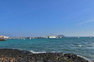 visie van de strand en blauw oceaan Aan de kanarie eiland Fuerteventura in Spanje foto