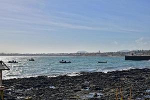 visie van de strand en blauw oceaan Aan de kanarie eiland Fuerteventura in Spanje foto