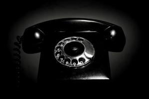 vintage vaste telefoon met een handset in zwart en wit. retro telefoon met een lage sleutel. foto