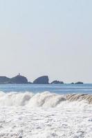 extreem reusachtig groot surfer golven strand la punta zicatela Mexico. foto