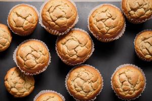 eigengemaakt muffins met kaneel en amandelen Aan een zwart achtergrond. generatief ai foto