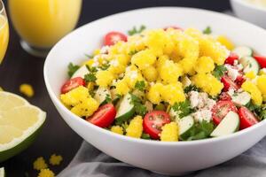 vers salade met groen olijven, feta kaas en kers tomaten in een schaal. gezond salade. generatief ai foto