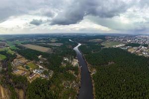 panoramisch visie van een hoog hoogte van een meanderend rivier- in de Woud foto