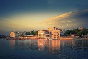 stadsgezicht van toeristen aan een waterkant in sevastopol, de Krim foto