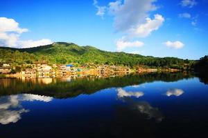 mooi landschap dorp Aan berg en blauw lucht reflectie in meer en rivier- Bij Meahongson provincie, Thailand foto