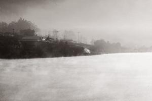 mooi landschap hemel van de nevel en mist over- de meer en zonsopkomst schijnend met blauw lucht reflectie Aan de water oppervlakte Bij heuvel stam dorp Aan berg in Thailand, sepia kleur wijnoogst toon foto