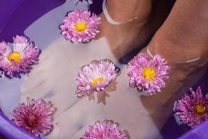aroma voetbad met bloemen close-up foto