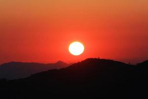 zonsondergang in lucht en wolk, mooi kleurrijk schemering tijd met silhouet van berg. foto