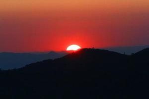 zonsondergang in lucht en wolk, mooi kleurrijk schemering tijd met silhouet van berg. foto