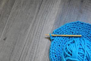 blauw haken breiwerk handleiding stootkussen Aan de tafel hand- breien, foto