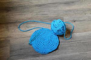 blauw haken breiwerk handleiding stootkussen Aan de tafel hand- breien, foto