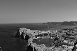 oud antiek steen ruïnes Aan een heet zomer dag Aan de Grieks eiland van rhodes in Lindos foto