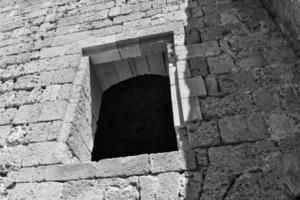 oud antiek steen ruïnes Aan een heet zomer dag Aan de Grieks eiland van rhodes in Lindos foto