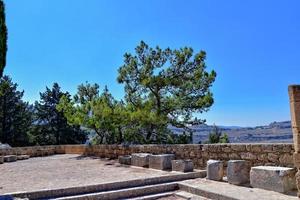 oud antiek steen ruïnes Aan een heet zomer dag Aan de Grieks eiland van rhodes in Lindos foto