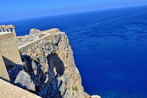 oud antiek steen ruïnes Aan een heet zomer dag Aan de Grieks eiland van rhodes in Lindos foto