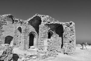 oud antiek steen ruïnes Aan een heet zomer dag Aan de Grieks eiland van rhodes in Lindos foto