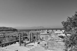 oud antiek steen ruïnes Aan een heet zomer dag Aan de Grieks eiland van rhodes in Lindos foto