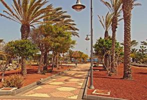 stedelijk landschap van de hoofdstad van de kanarie eiland Lanzarote arrecife in Spanje Aan een warm zomer dag foto
