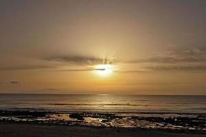 pittoreske oceaan landschap met de instelling zon in een tropisch land gedurende zomer vakantie foto